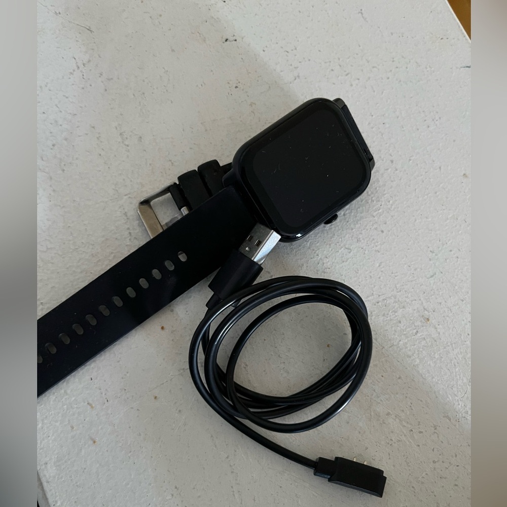 Aptkdoe Black Smartwatch with USB Charging Cable